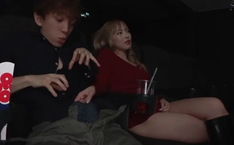 sex tân binh,sex việt linh miu,kwon eunbi sex Đi xem phim một mình, thanh niên bị chị gái thánh dâm kế bên sờ trym